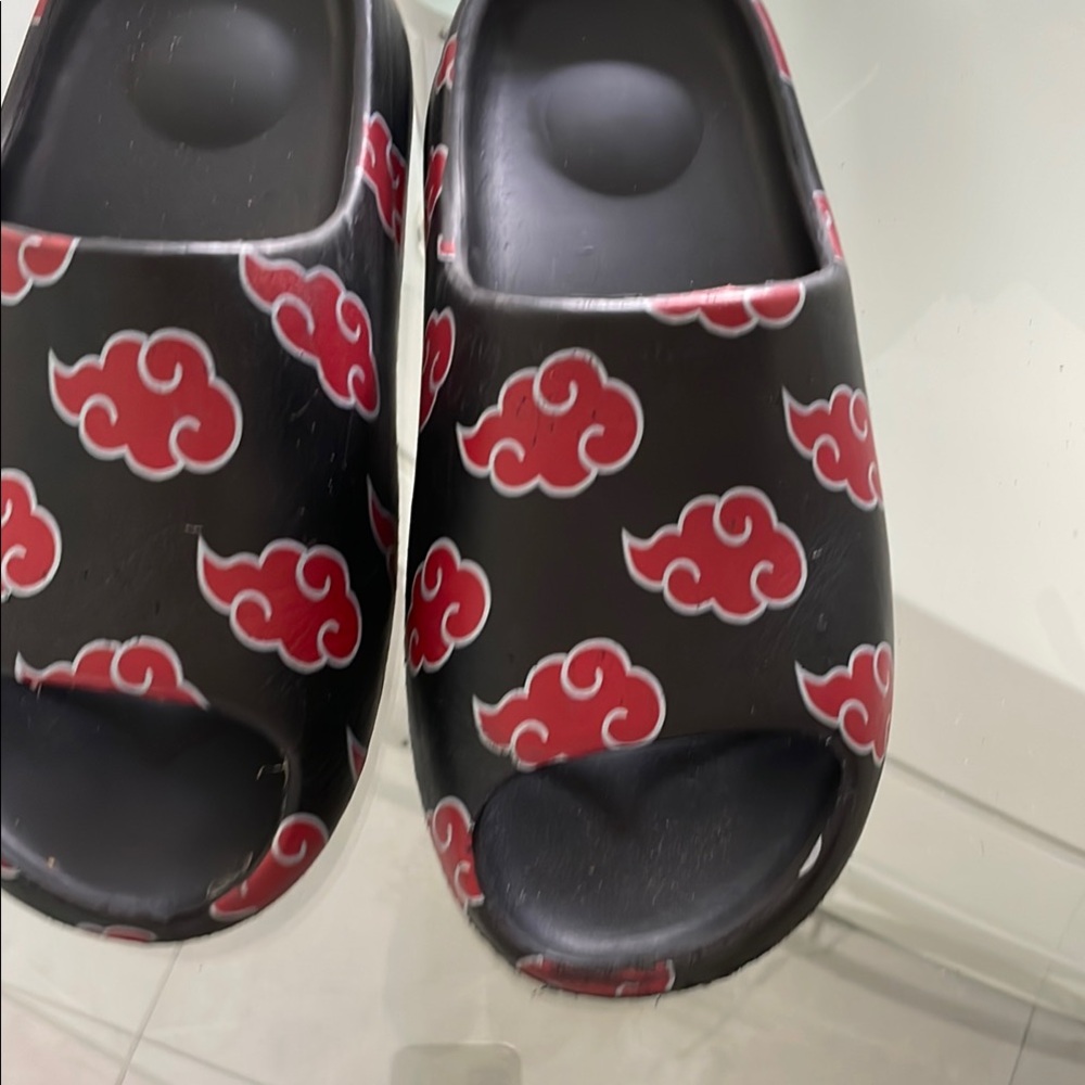 Kids Black and Red Cloud Pattern Slides
